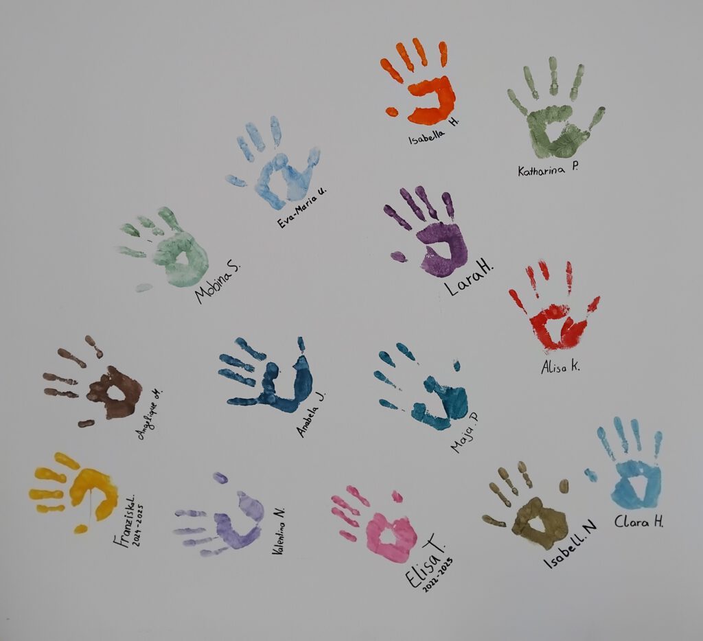 Handabdrücke aller Mädchen, die an der Schule sind und waren.